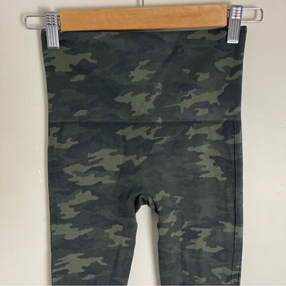 Spanx Look At Me Now Seamless Legging Green Camo Size Small high rise sh… - Picture 4 of 11